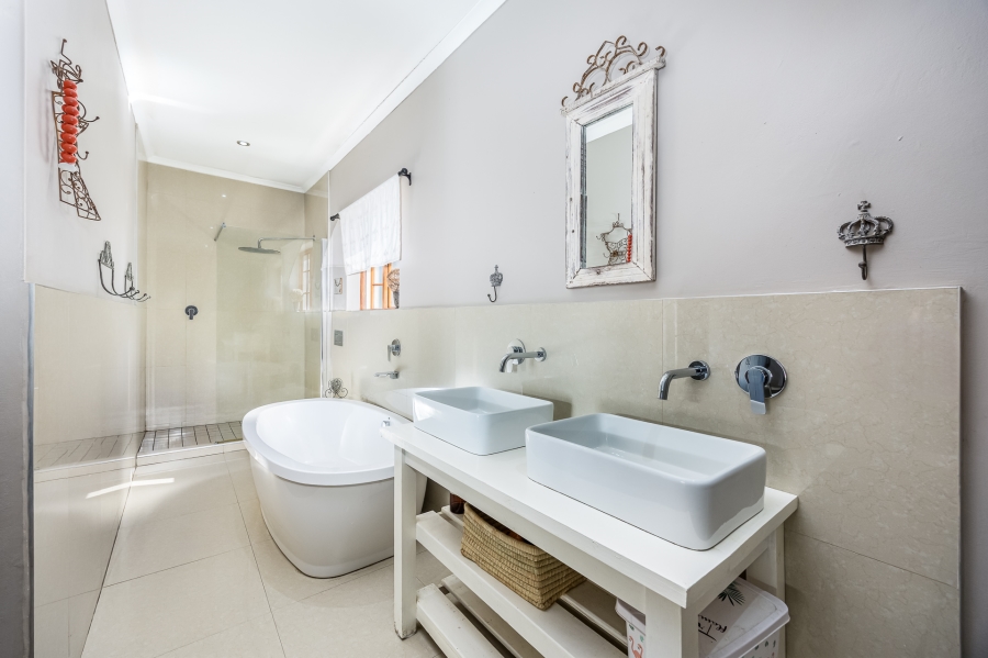 5 Bedroom Property for Sale in Graanendal Western Cape